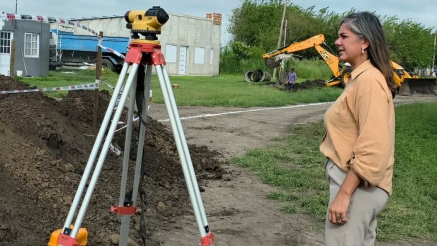 Carla Maurencig recorre las obras de ampliación de la red cloacal en barrio Oeste de San Manuel en La Sarita