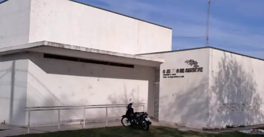 Centro de Atención La Loma con edificio institucional y acceso principal en funcionamiento