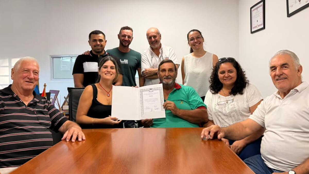 Charo Mancini reunida con integrantes de la comisión del Club Pato Cuá durante la entrega de la declaración de interés por la Pesca de la Palometa en Las Toscas