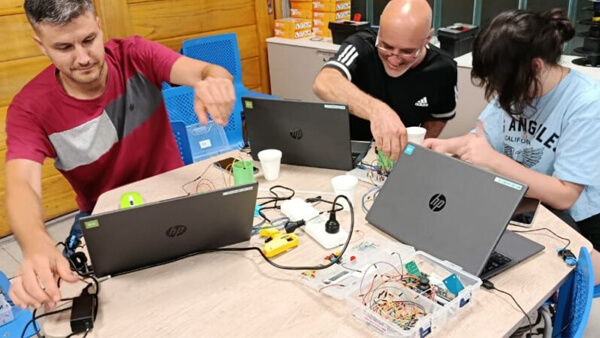 Personas participando de cursos digitales anteriores en Avellaneda sobre programación y desarrollo web