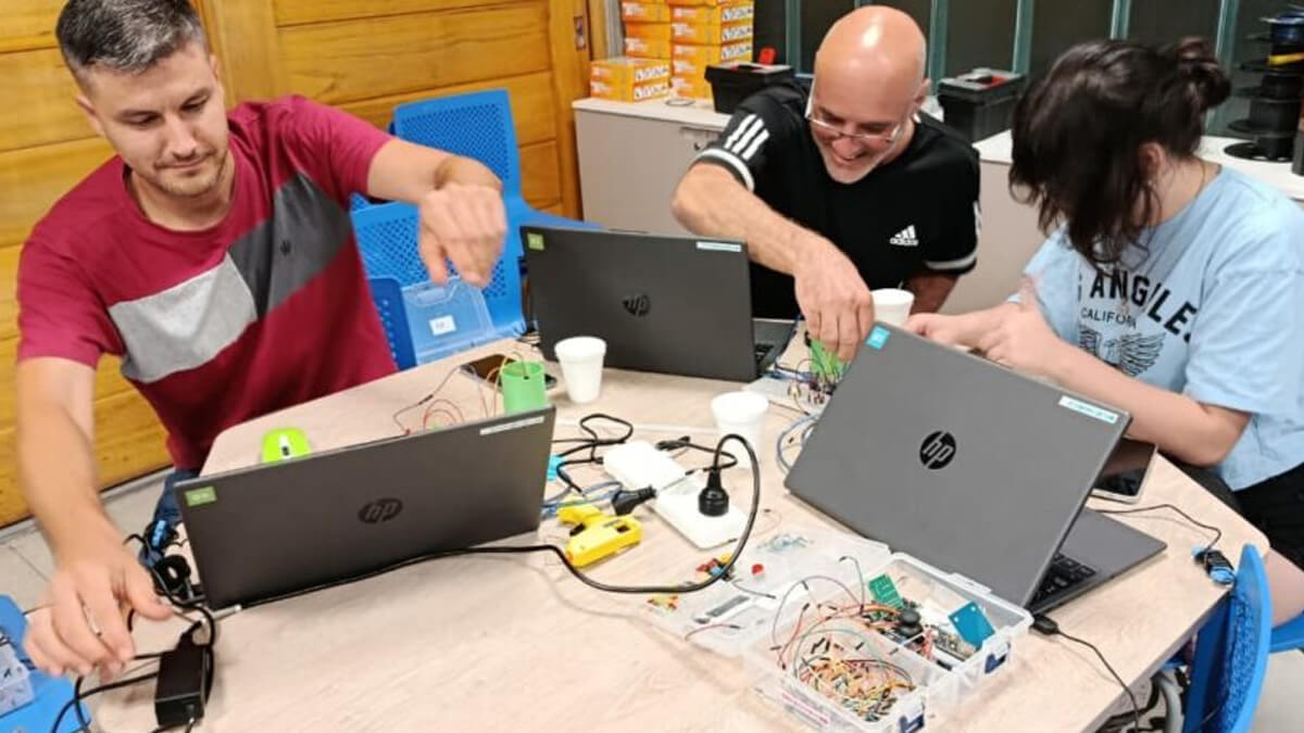Personas participando de cursos digitales anteriores en Avellaneda sobre programación y desarrollo web