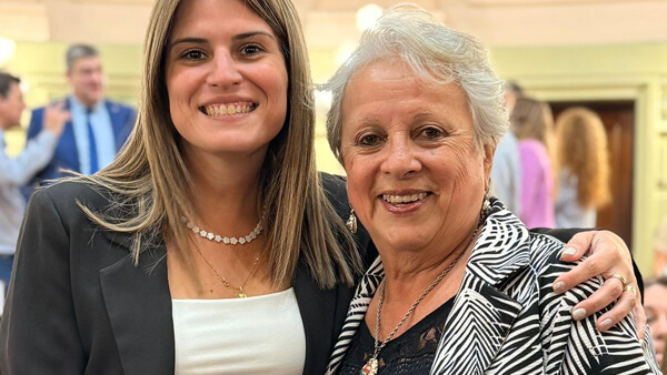 Dora Rambaldo junto a la diputada Charo Mancini tras recibir el reconocimiento Mujer Santafesina Destacada 2026 en la Cámara de Diputados de Santa Fe