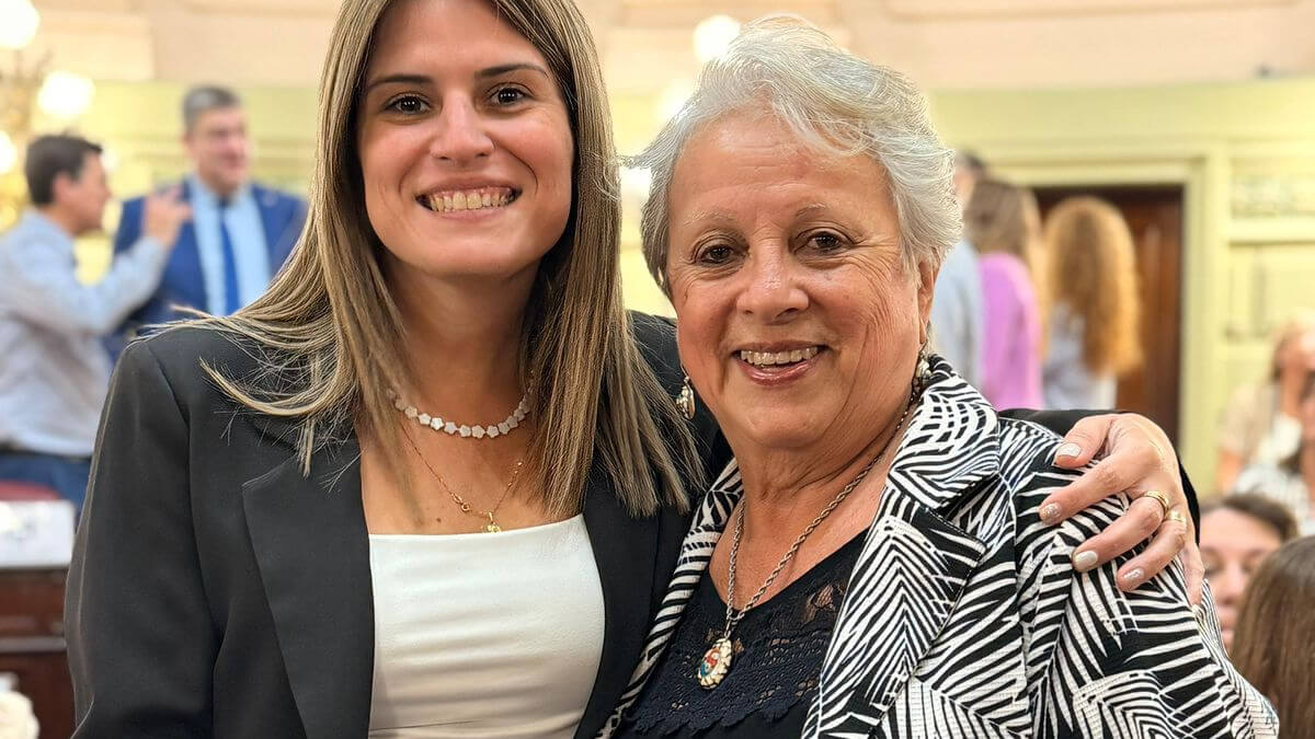 Dora Rambaldo junto a la diputada Charo Mancini tras recibir el reconocimiento Mujer Santafesina Destacada 2026 en la Cámara de Diputados de Santa Fe
