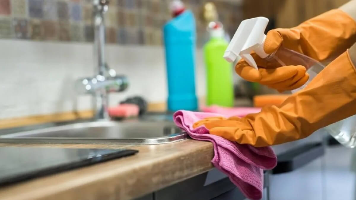 Empleada doméstica realizando tareas generales en vivienda particular – nueva escala salarial marzo 2026