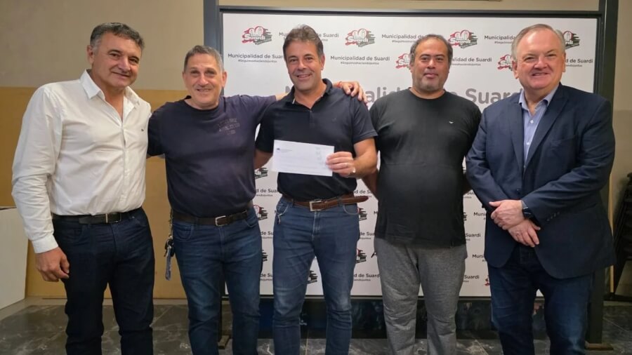 senador Felipe Michlig entrega aporte económico a directivos del Club Juniors de Suardi