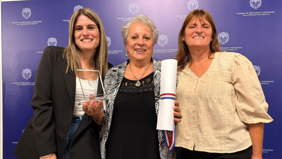 Dora Rambaldo y Charo Mancini durante la entrega del reconocimiento Mujer Santafesina Destacada 2026 en la Legislatura de Santa Fe