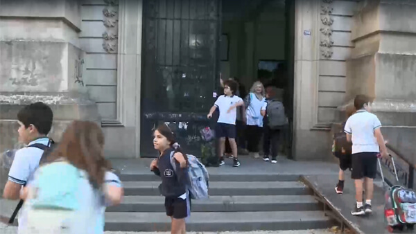 escuela pública de Santa Fe abierta durante el inicio del ciclo lectivo 2026 en jornada con paro docente