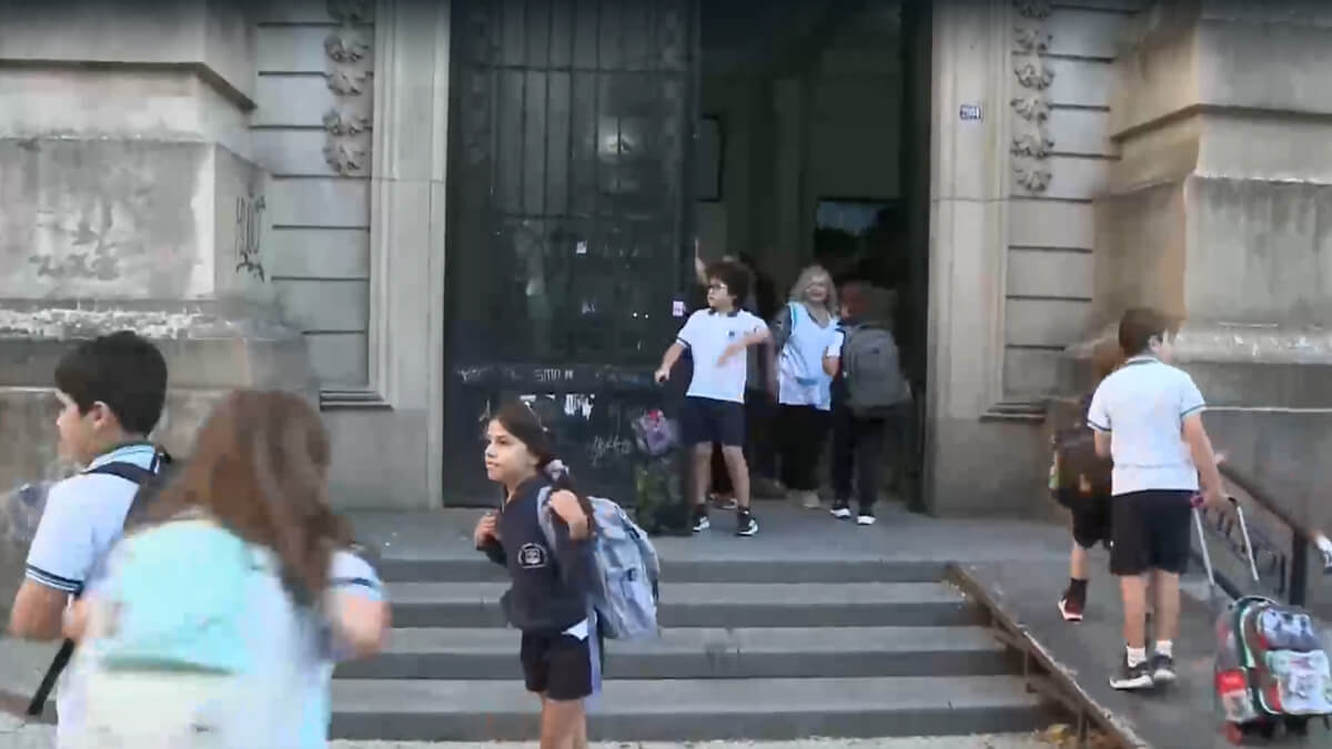escuela pública de Santa Fe abierta durante el inicio del ciclo lectivo 2026 en jornada con paro docente