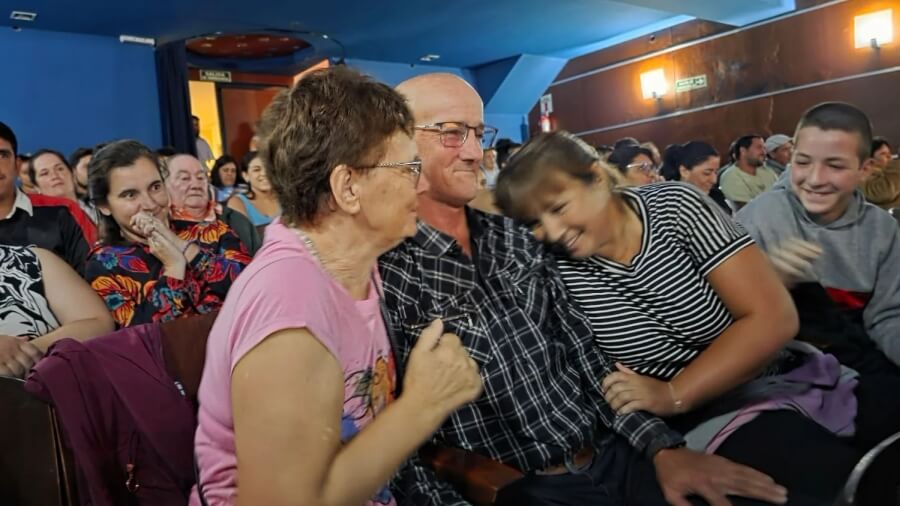 familia beneficiaria del sorteo de viviendas provinciales en Suardi