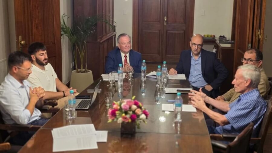 Encuentro de trabajo encabezado por el senador Felipe Michlig con representantes institucionales para debatir el régimen de bienes de dominio público municipal en Santa Fe