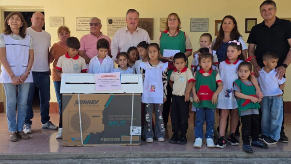 Felipe Michlig entregando aportes y aire acondicionado en la Escuela 716 de La Lucila inicio ciclo lectivo 2026
