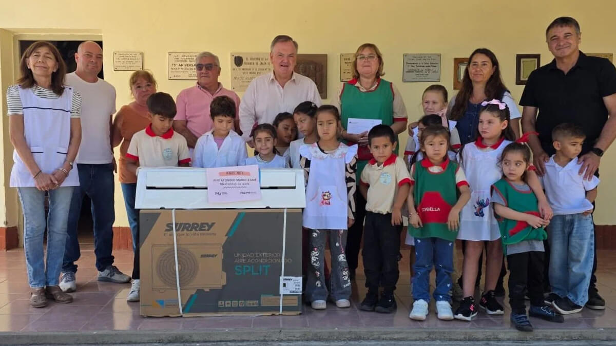 Felipe Michlig entregando aportes y aire acondicionado en la Escuela 716 de La Lucila inicio ciclo lectivo 2026