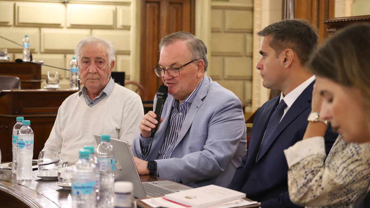 Felipe Michlig tomando la palabra en reunión con legisladores y auditor del MPA en el Senado de Santa Fe
