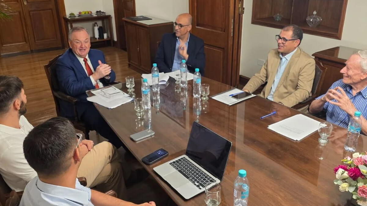 Senador Felipe Michlig encabeza una reunión de trabajo con legisladores, funcionarios y especialistas para analizar el proyecto de nueva Ley Orgánica de Municipios de Santa Fe