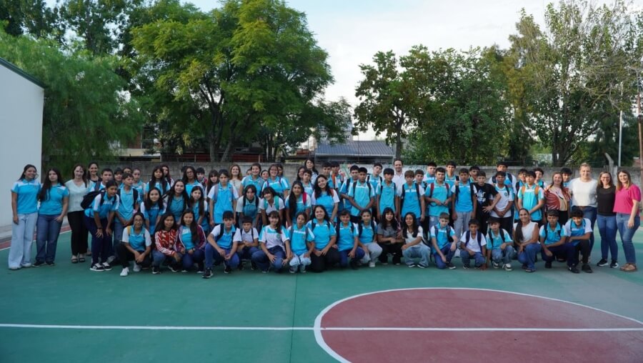 Alumnos, intendente, directivos y docentes en foto grupal por el inicio del ciclo lectivo 2026 en Villa Ocampo