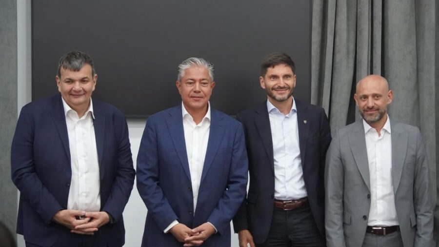 Gobernadores Pullaro y Figueroa junto a funcionarios provinciales tras firma de acuerdo por Vaca Muerta