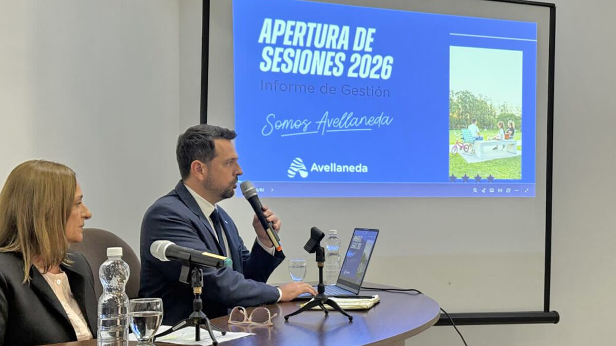 Intendente Gonzalo Braidot brindando su mensaje durante la apertura de sesiones ordinarias 2026 del Concejo Municipal de Avellaneda