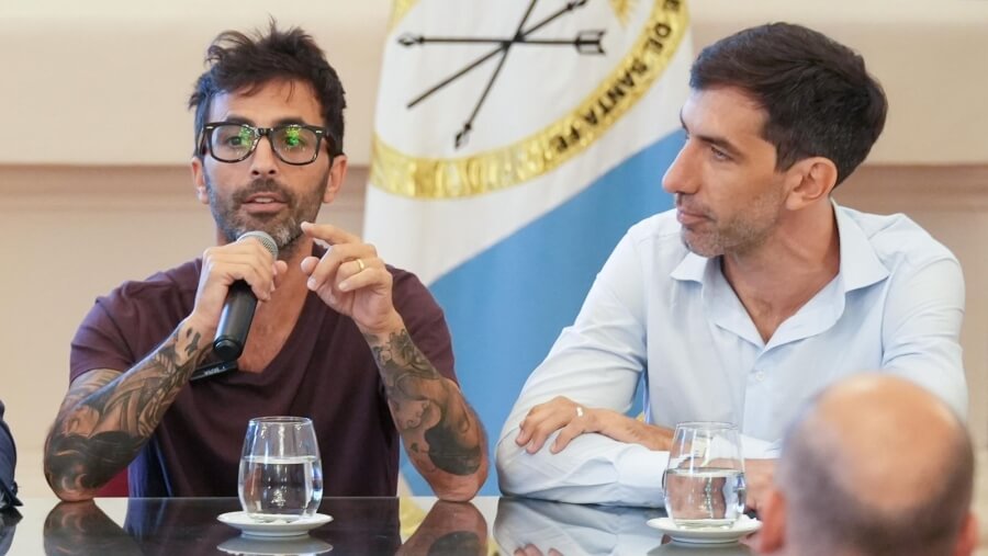 Hernán Navarro expone sobre educación digital durante la presentación del programa provincial en Santa Fe