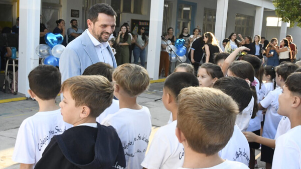 Intendente Gonzalo Braidot saludando a alumnos inicio clases 2026 Avellaneda