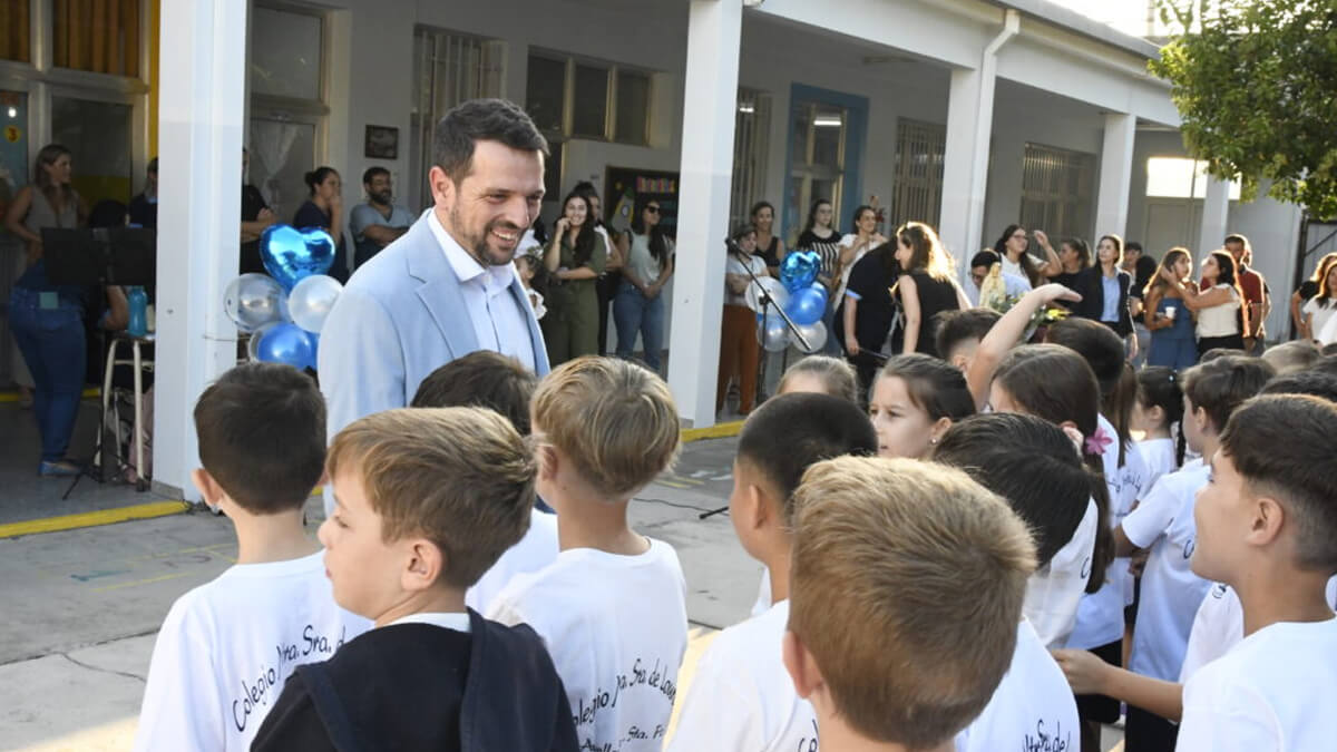Intendente Gonzalo Braidot saludando a alumnos inicio clases 2026 Avellaneda