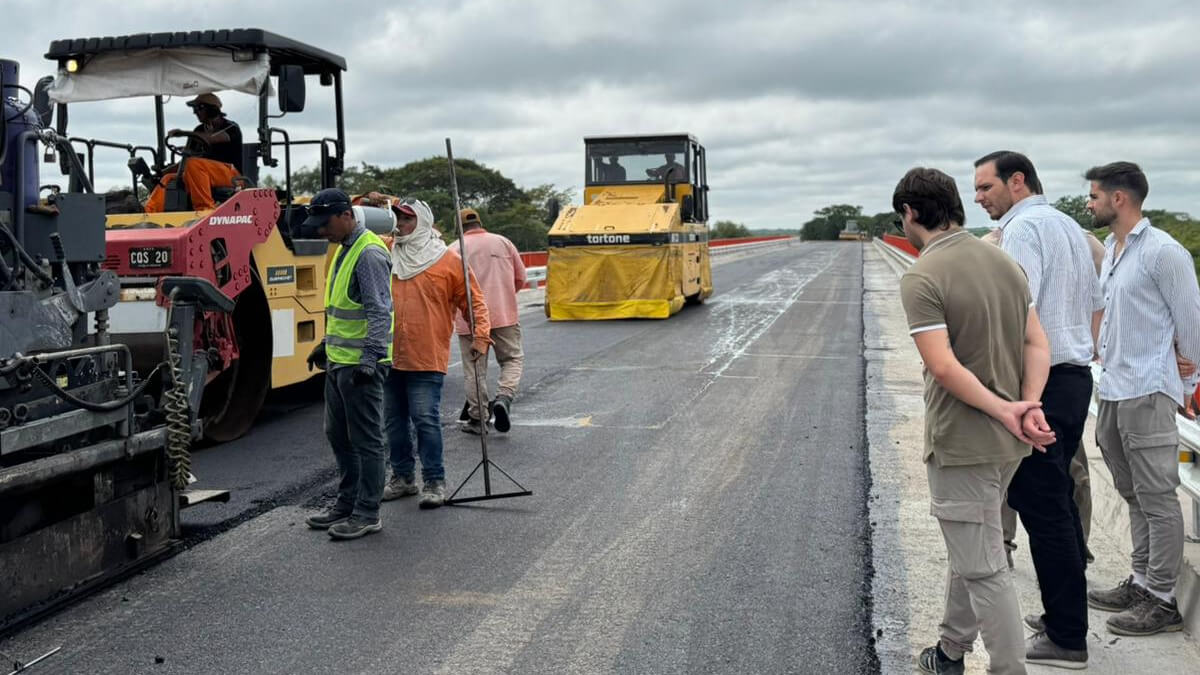 Intendente Marega recorriendo la obra del Puente El Pindó durante los trabajos finales de infraestructura vial
