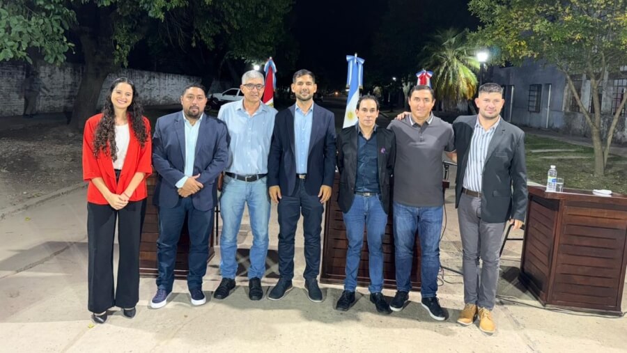 Intendente Iván Sánchez posando junto a concejales tras finalizar la apertura de sesiones 2026 en Las Toscas