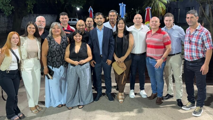 Iván Sánchez junto al equipo de gestión municipal en el Concejo de Las Toscas