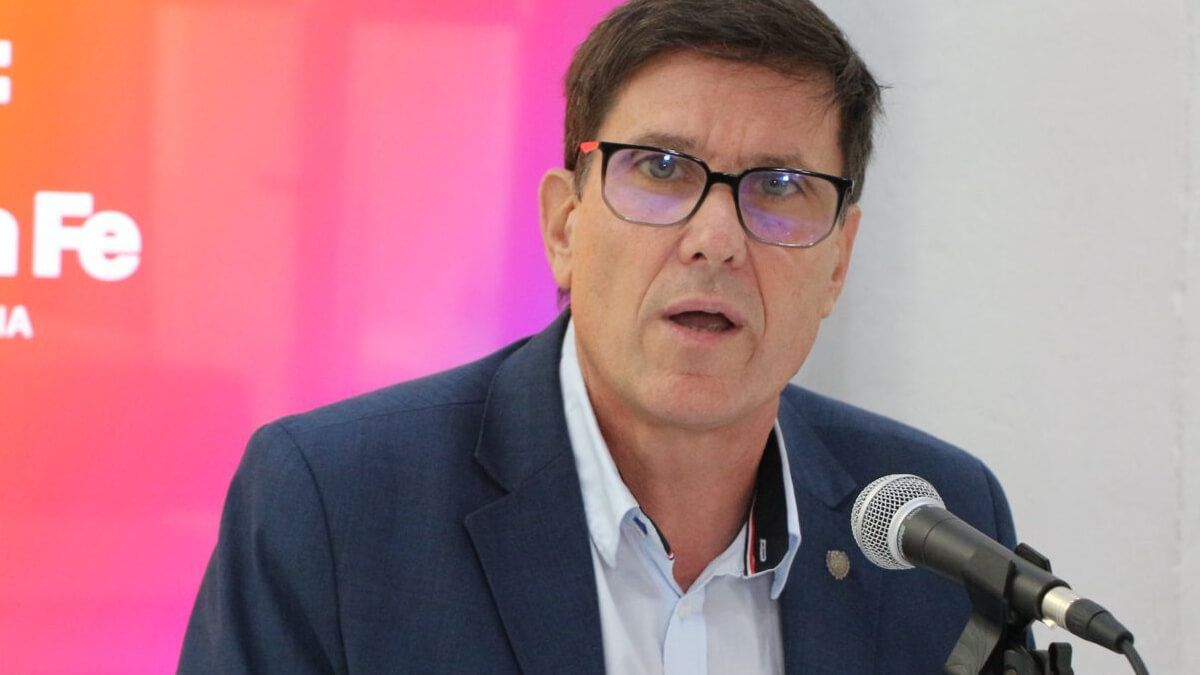 José Goity brinda conferencia de prensa sobre el inicio de clases en Santa Fe