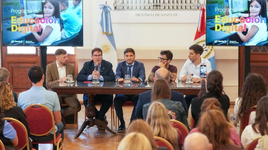 El ministro de Educación José Goity habla durante la presentación del Programa de Educación Digital en Casa de Gobierno