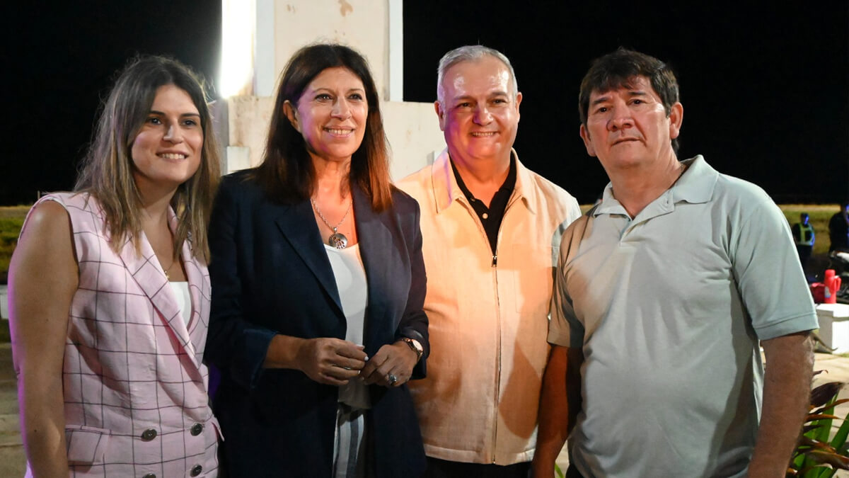 diputada Charo Mancini junto a Clara García, Pablo Farías y Jorge Ale en inauguración del playón deportivo Miguel Lifschitz en San Antonio de Obligado