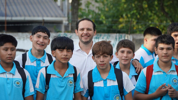 Cristian Marega junto a alumnos en el acto de apertura del ciclo lectivo 2026 en Villa Ocampo