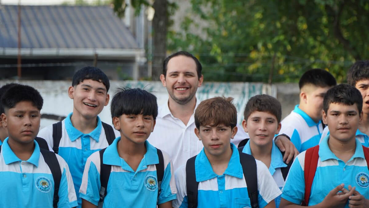 Cristian Marega junto a alumnos en el acto de apertura del ciclo lectivo 2026 en Villa Ocampo