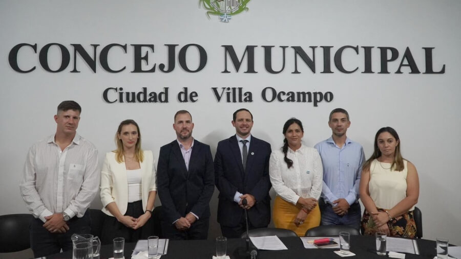 Cristian Marega junto a concejales durante la inauguración del período de sesiones ordinarias en Villa Ocampo
