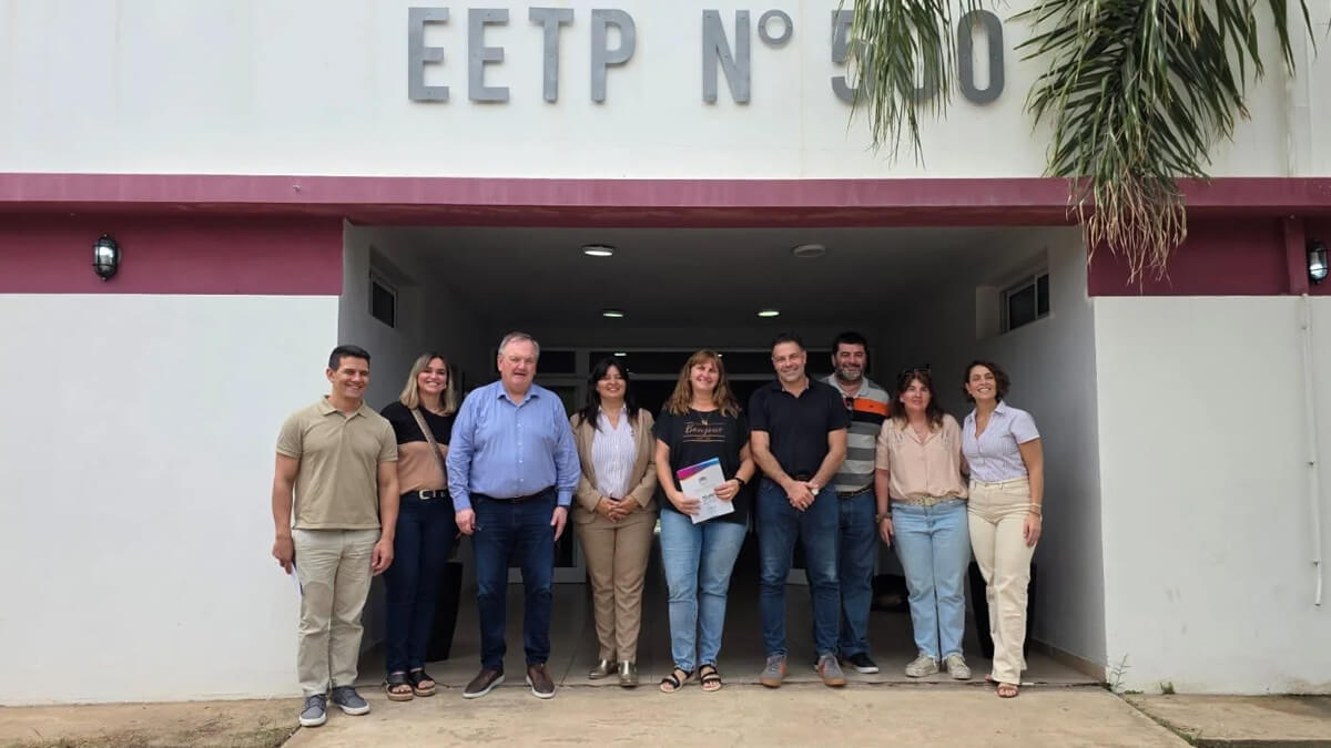 Senador Felipe Michlig entrega aporte FANI a Escuela Técnica N° 500 de Suardi para compra de computadoras