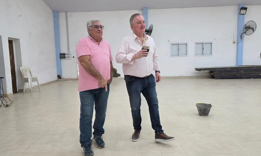 Felipe Michlig con directivos del Club Defensores de La Lucila supervisando obras de infraestructura