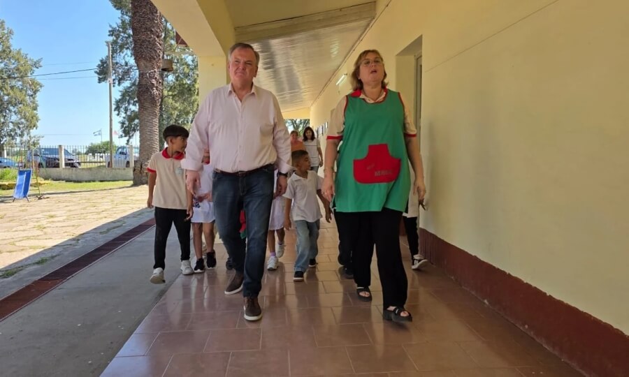 Felipe Michlig junto a directivos recorriendo instalaciones de la Escuela 716 General Jose Maria Paz La Lucila