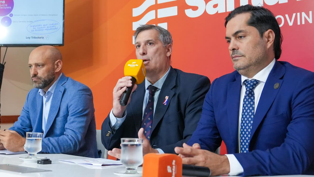 ministros Gustavo Puccini Pablo Olivares y Roald Báscolo presentan resultados de beneficios fiscales y creación de empleo en Santa Fe