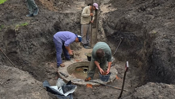 Trabajos de construcción y colocación de cañerías en la ampliación de la red cloacal en San Manuel