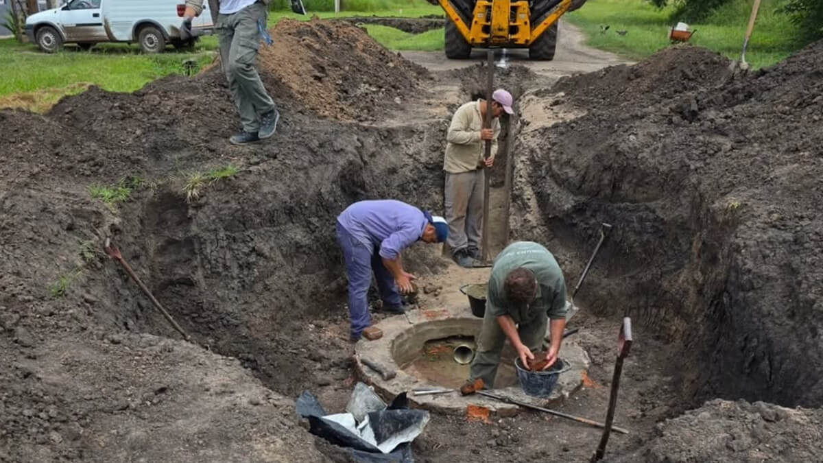 Trabajos de construcción y colocación de cañerías en la ampliación de la red cloacal en San Manuel
