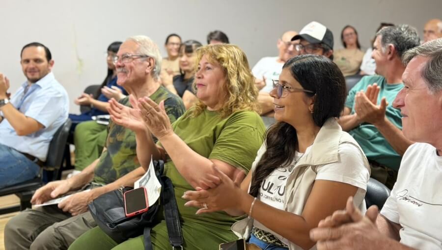 Observadores de aves participando de las disertaciones