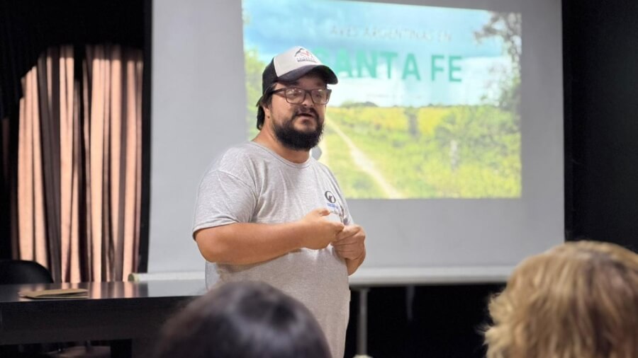 Pablo Capovilla brindando charla sobre aves y conservación en Villa Ocampo
