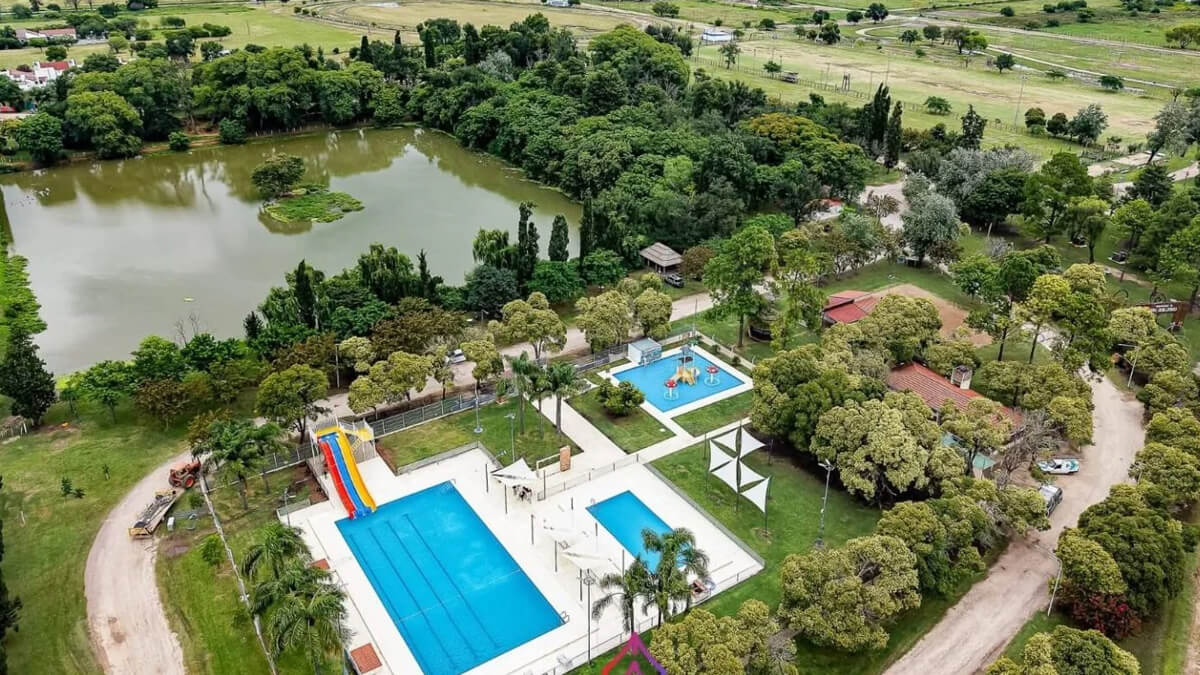 vista aérea del parque municipal Alfonsina Storni en San Guillermo con sector natatorio