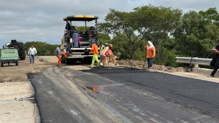 Trabajos de pavimentación y carpeta asfáltica sobre el Puente El Pindó en su etapa final de construcción