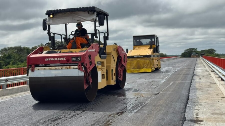 Trabajos de pavimentación con carpeta asfáltica sobre el Puente El Pindó en la etapa final de la obra