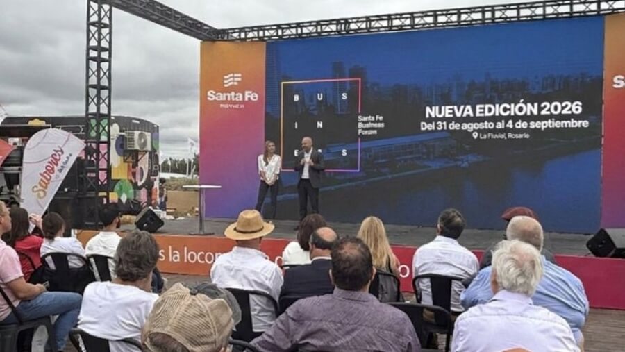Presentación del Santa Fe Business Forum en Expoagro con público presente y el ministro Gustavo Puccini exponiendo