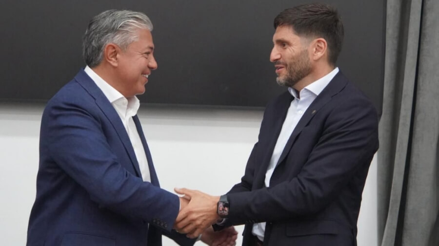 Maximiliano Pullaro y Rolando Figueroa se saludan tras firmar acuerdo de cooperación energética entre Santa Fe y Neuquén
