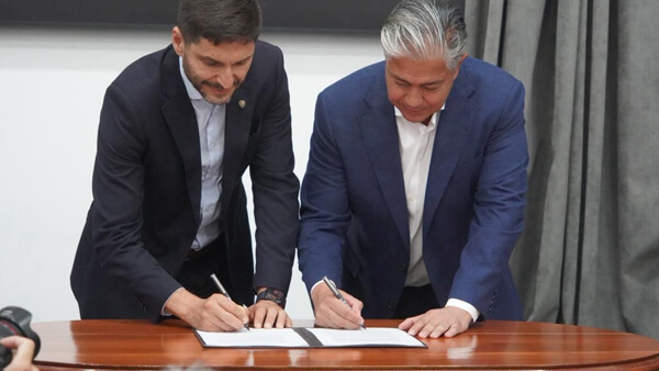 Pullaro y Figueroa firmando acuerdo para impulsar proveedores santafesinos en Vaca Muerta