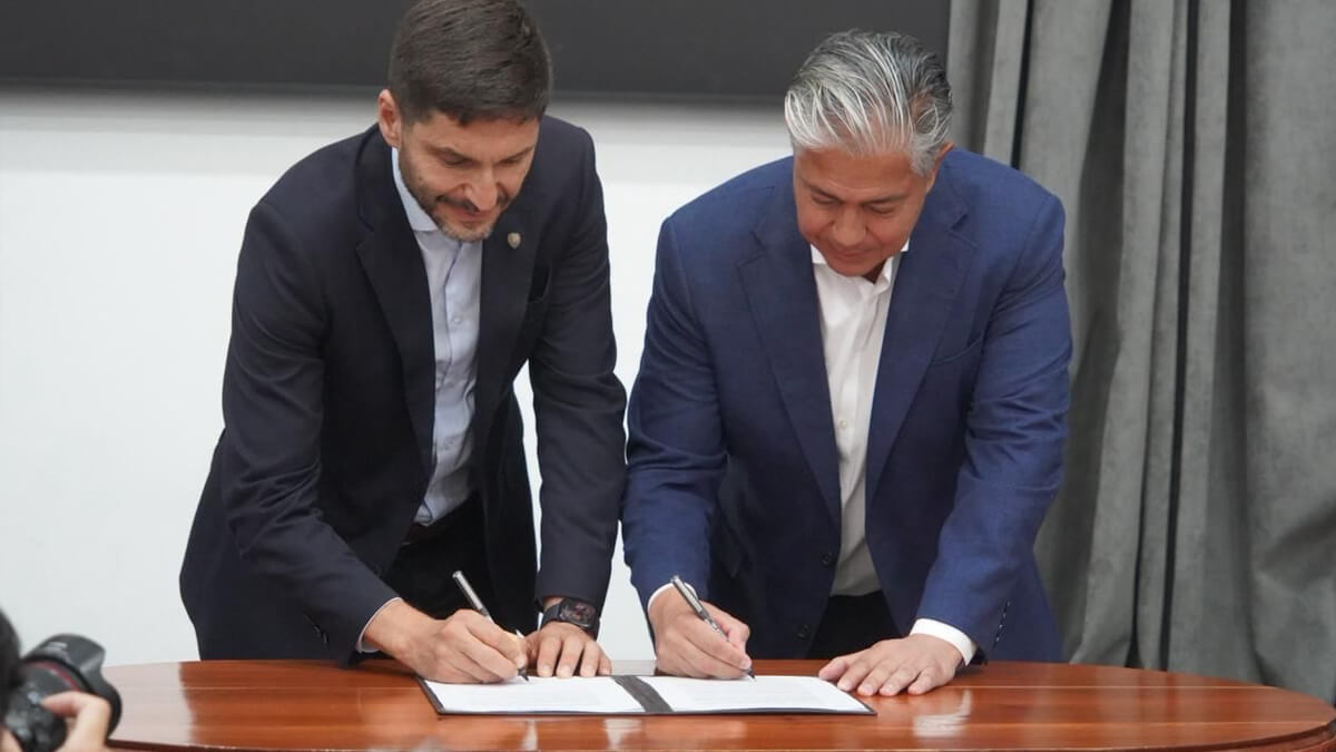 Pullaro y Figueroa firmando acuerdo para impulsar proveedores santafesinos en Vaca Muerta