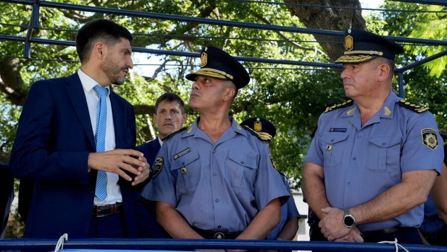 Maximiliano Pullaro junto a jefes de la Policía de Santa Fe durante el acto en Rosario