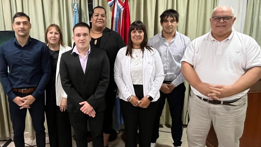 Ramseyer junto a concejales tras el acto de apertura de sesiones ordinarias 2026 en el Concejo Municipal de Romang